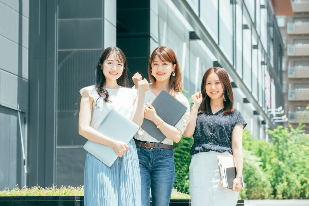 書類を持って並ぶ3人の女性
